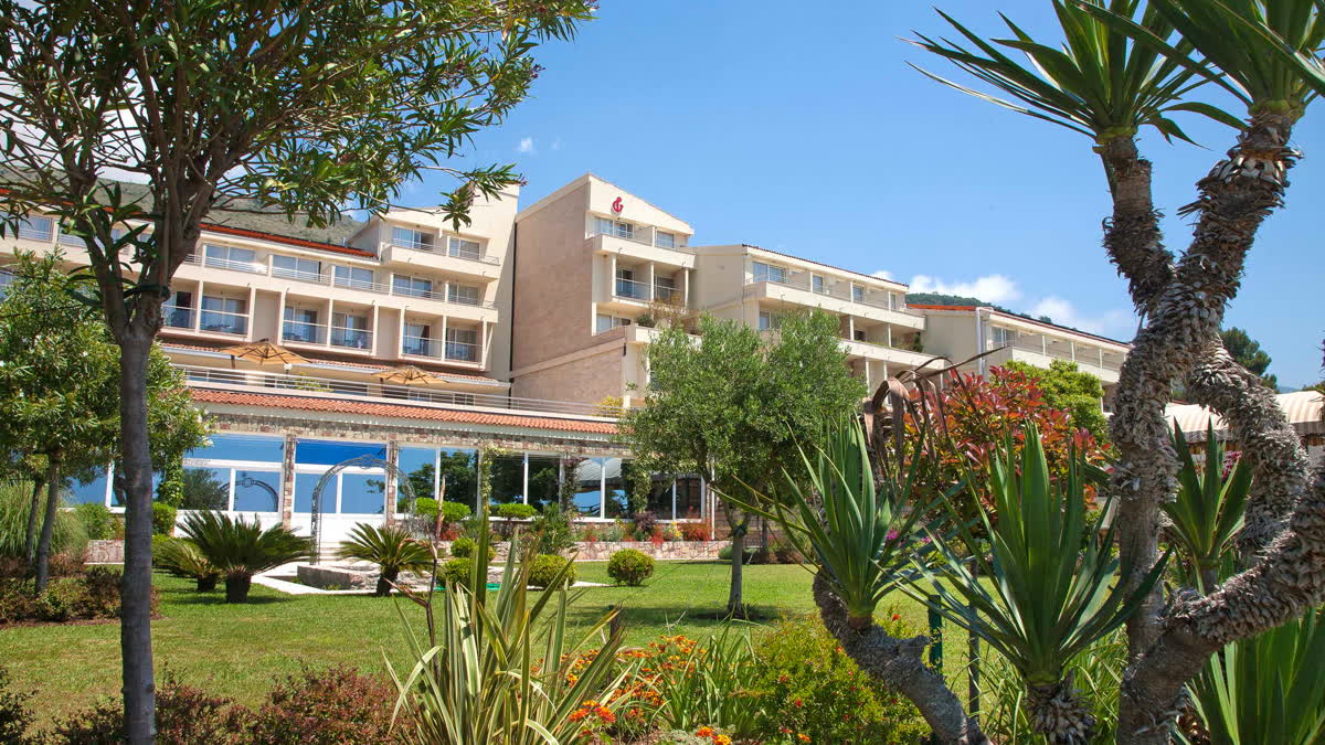 Hotel Palas in Petrovac, Gebäude mit Garten und Pool