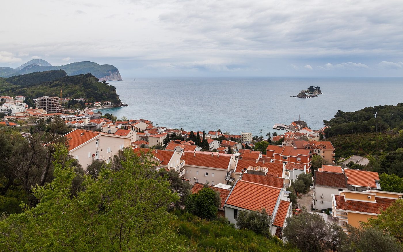 Blick über die roten Dächer von Petrovac auf die Bucht und die vorgelagerte Insel