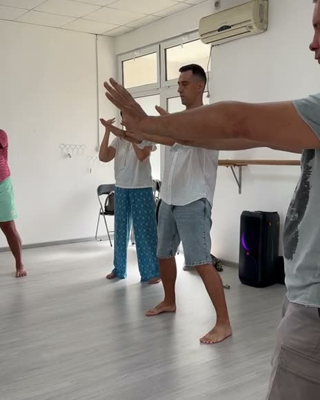 Fedor Simonov zeigt eine Qigong-Bewegung vor