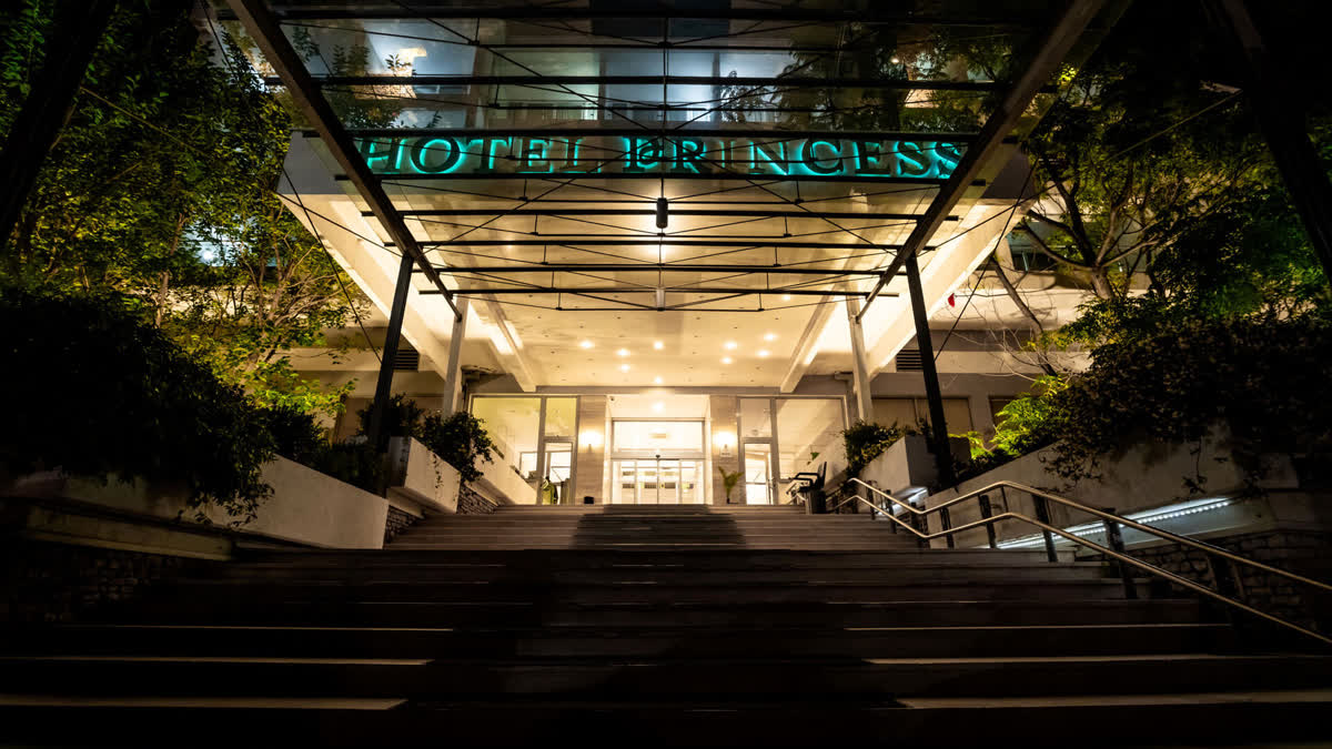 Hotel Princess in Bar am Abend, beleuchteter Eingang